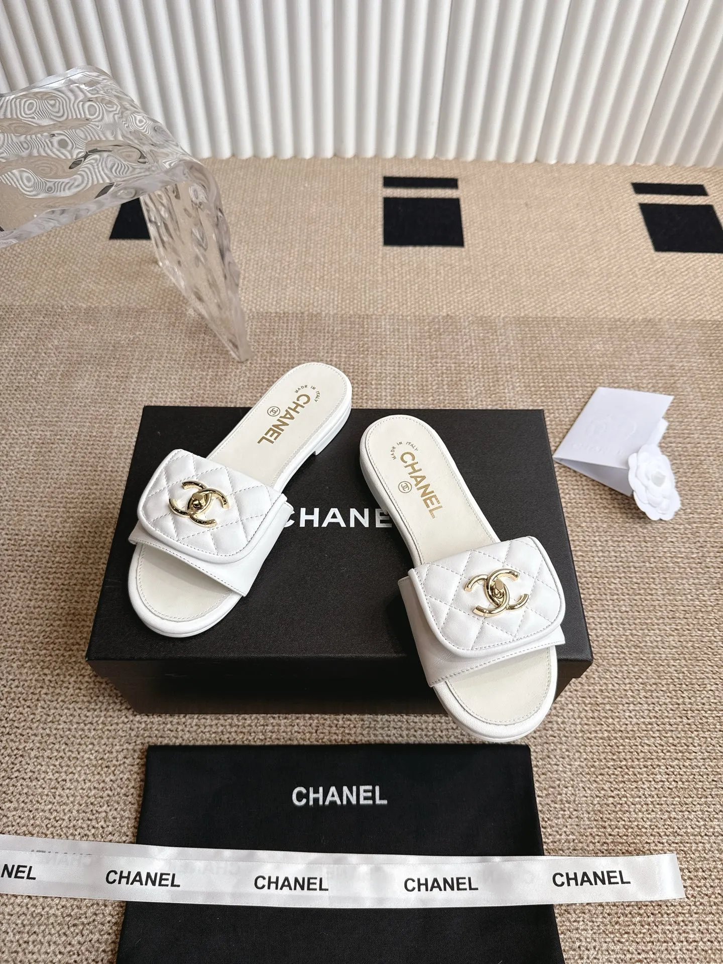 👟👟Ex-factory price 400👟👟 chanel 25ss new summer sandals ‼ ️ 2025 Chanel’s latest popular summer slippers are versatile, slimming and elegant, a slipper with great looks, perfect with any combination! Lazy slippers are worth recommending. Original custom-made sheepskin upper with original hardware buckle. Sheepskin lining. Italian leather outsole. Size: 35-40 (41.42 order)